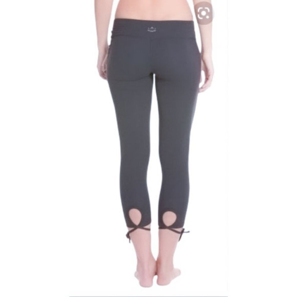 Beyond Yoga Cropped Legging with Calf Wrap Tie Gray Size Small